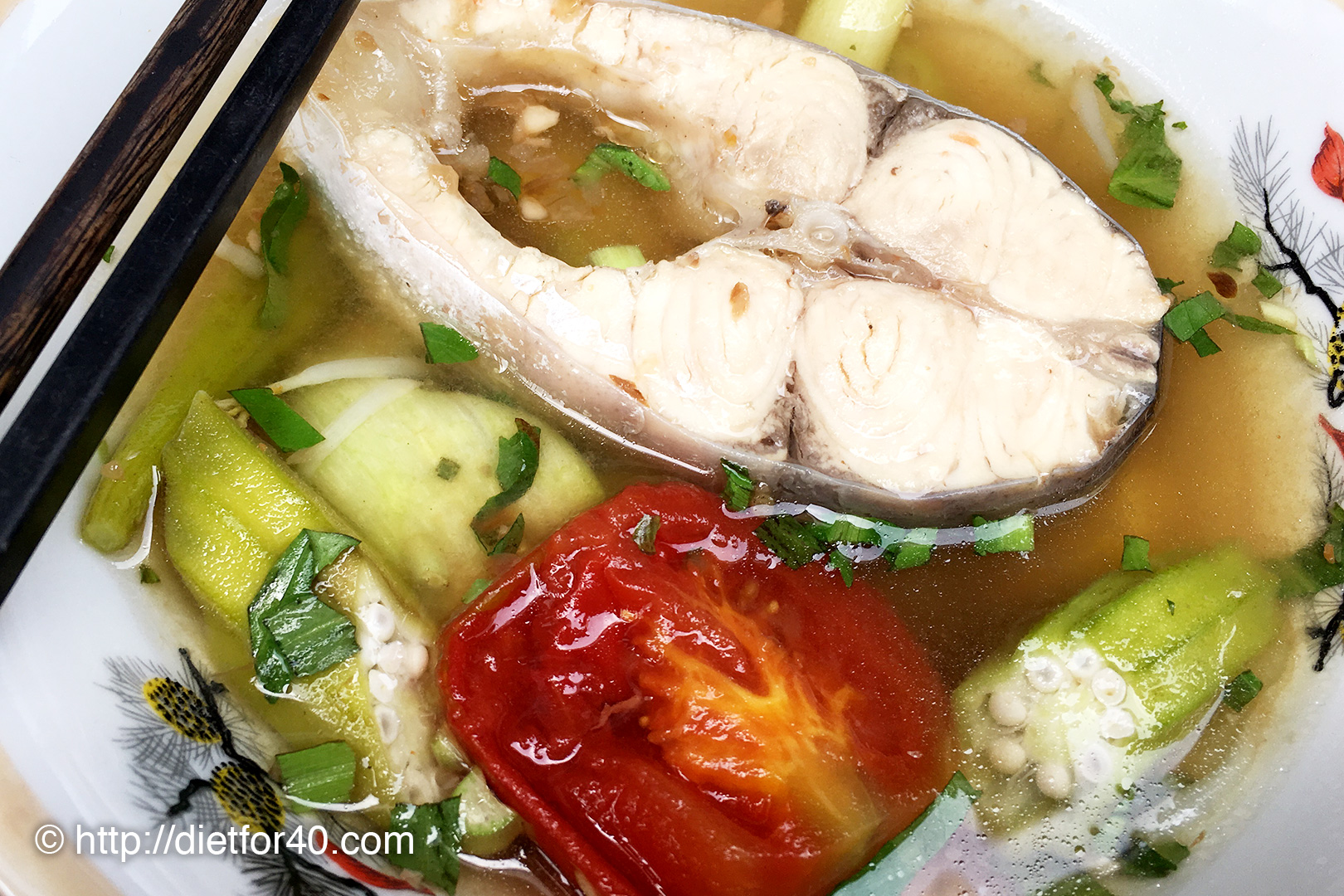 ベトナム人スタッフと食べた昼食、川魚と野菜の酸っぱいスープ